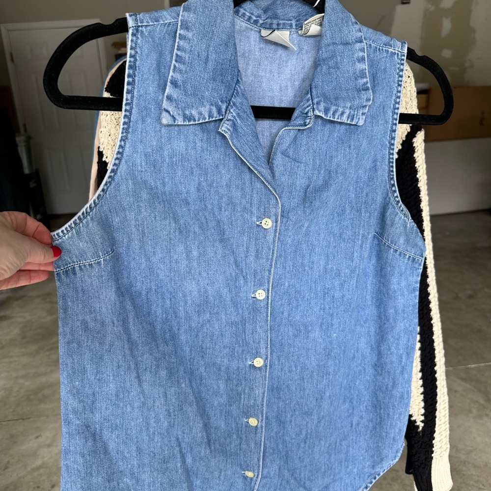 Vintage Gap Denim Sleeveless Button-Up Top
